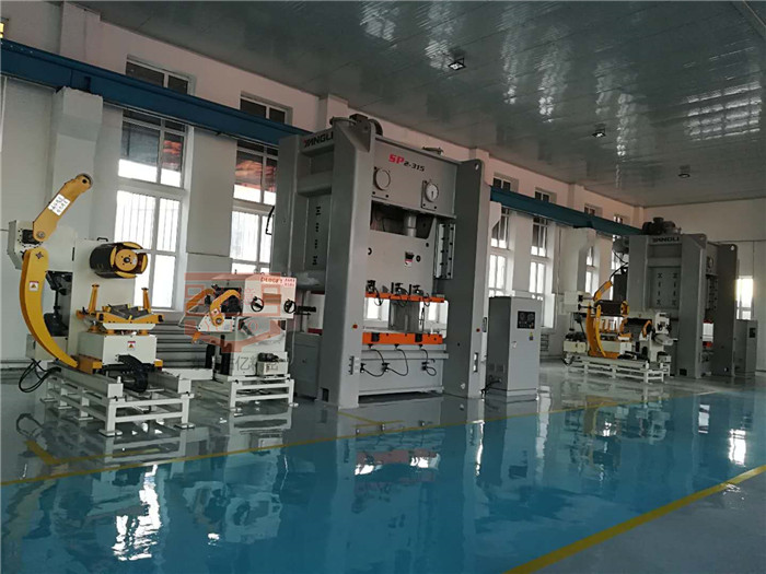 600三合一伺服送料機(jī)使用現(xiàn)場