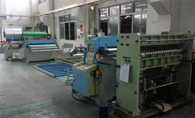 剪板機(jī)配1400伺服送料機(jī)矯正機(jī)自動開卷機(jī)生產(chǎn)線視頻