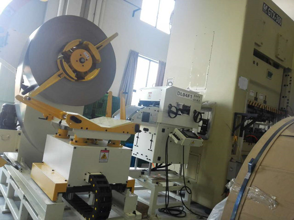 薄板沖床三合一送料機(jī)全解析：卷料到?jīng)_壓如何實(shí)現(xiàn)‘無(wú)人化’生產(chǎn)？