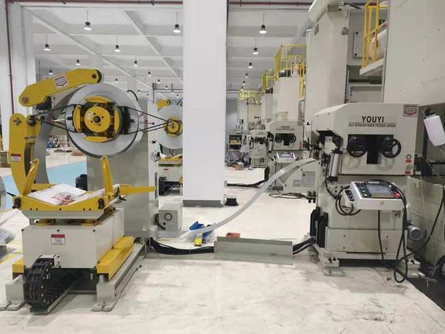 貨架立柱沖孔沖壓為什么越來(lái)越多工廠選擇三合一自動(dòng)送料機(jī)？